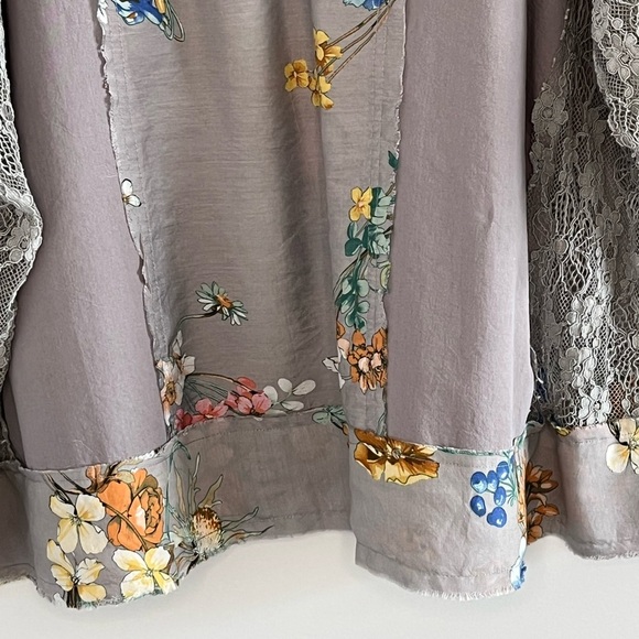 POL Floral V-Neck Raw Edge T-Shirt with Lace Detail Boho Cottagecore Size Small - Picture 10 of 16